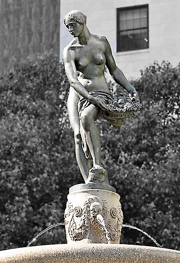 Audrey Munson statue